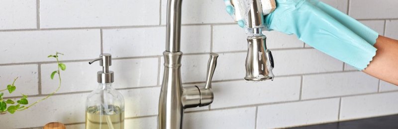 清理水龙头污垢 Clean the dirt on the faucet1