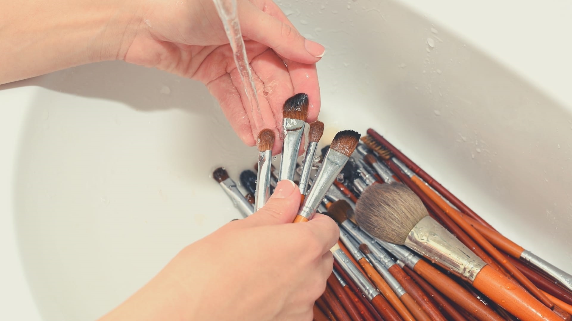 清洗化妆刷 Cleaning makeup brushes1