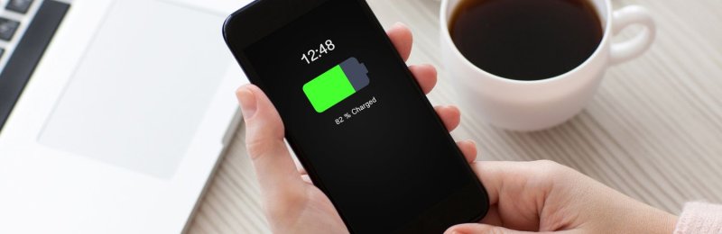 手机充电 phone charging