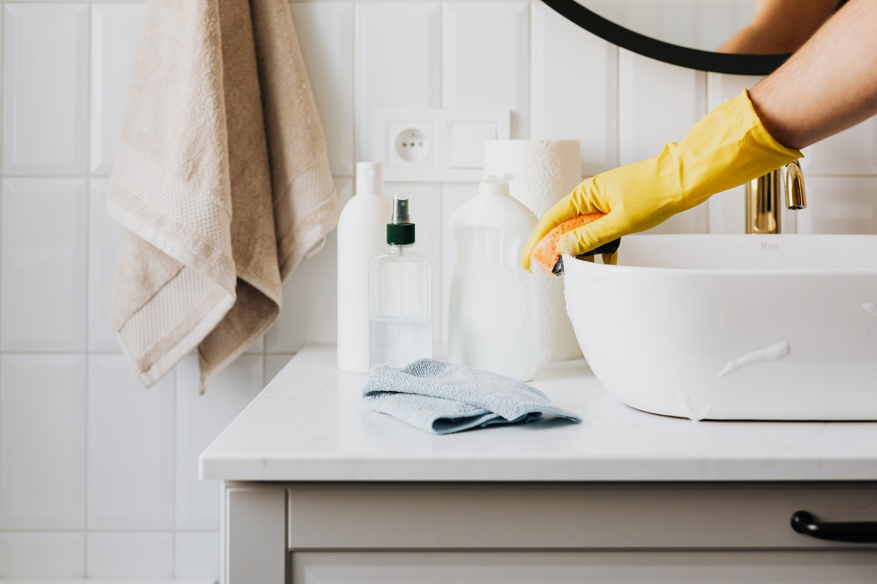 清洗洗手台 Cleaning the sink