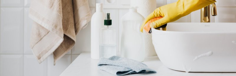 清洗洗手台 Cleaning the sink
