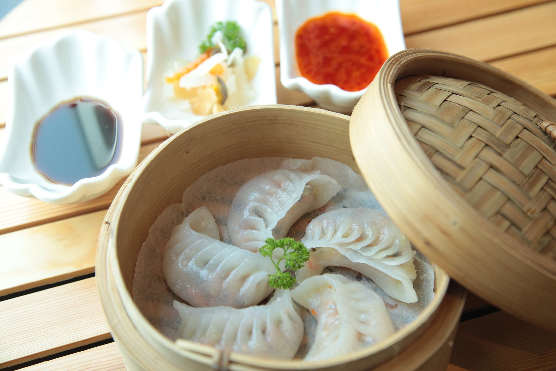 煮饺子 boil ravioli or stuffed dumplings