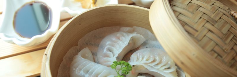 煮饺子 boil ravioli or stuffed dumplings