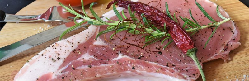 清洗猪肉 washing pork