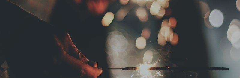 燃放烟花 Setting off fireworks