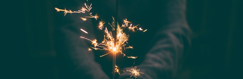 燃放烟花 Setting off fireworks
