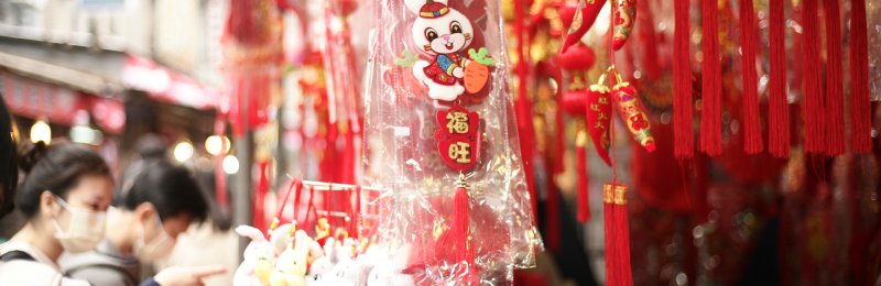贴春联 Spring Festival couplets