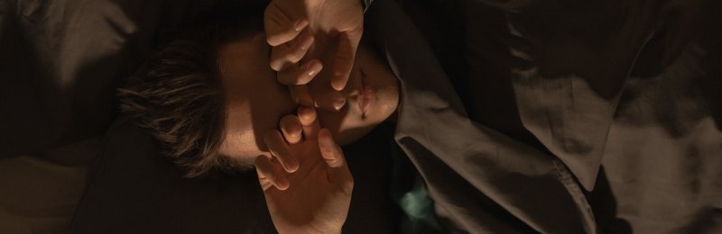 熬夜睡觉 Staying up late and sleeping